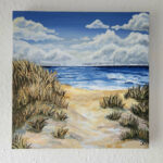 Acrylbild, das Sanddünen mit Gras vor einen blauen Meer zeigt, darüber ein blauer Himmel mit weißen Wolken